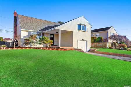 $749,000 - 5Br/3Ba -  for Sale in Seaford