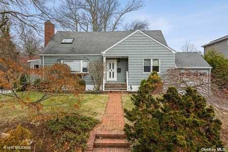 $819,999 - 4Br/3Ba -  for Sale in Wantagh