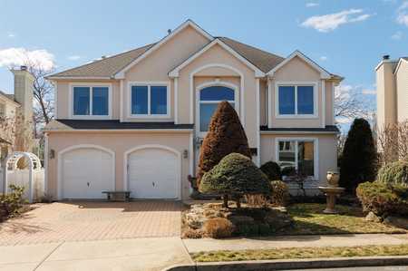 $949,000 - 5Br/3Ba -  for Sale in Seaford