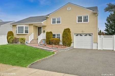 $749,999 - 4Br/2Ba -  for Sale in Wantagh