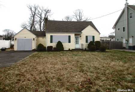 $399,000 - 4Br/2Ba -  for Sale in West Islip