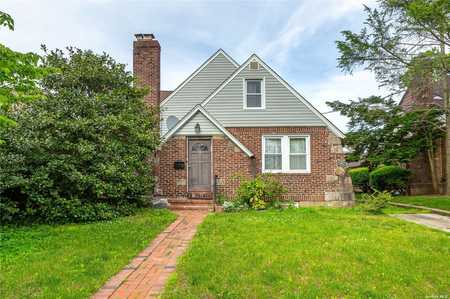 $984,888 - 3Br/2Ba -  for Sale in Great Neck