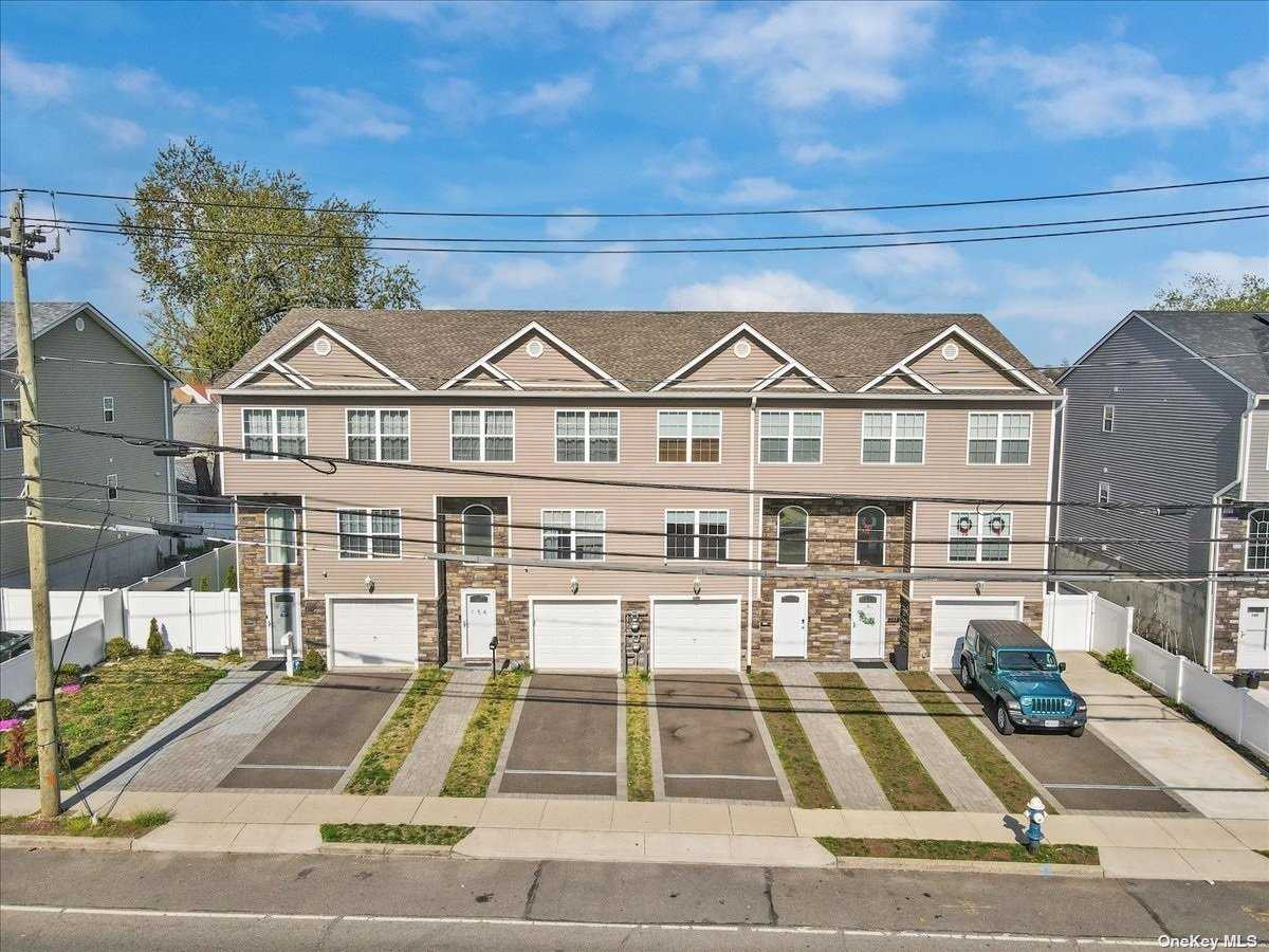 View Hempstead, NY 11550 townhome
