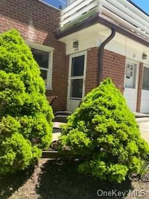 $429,000 - 3Br/1Ba -  for Sale in Half Moon South, Greenburgh