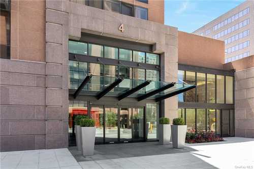$639,000 - 2Br/2Ba -  for Sale in The Seasons, White Plains