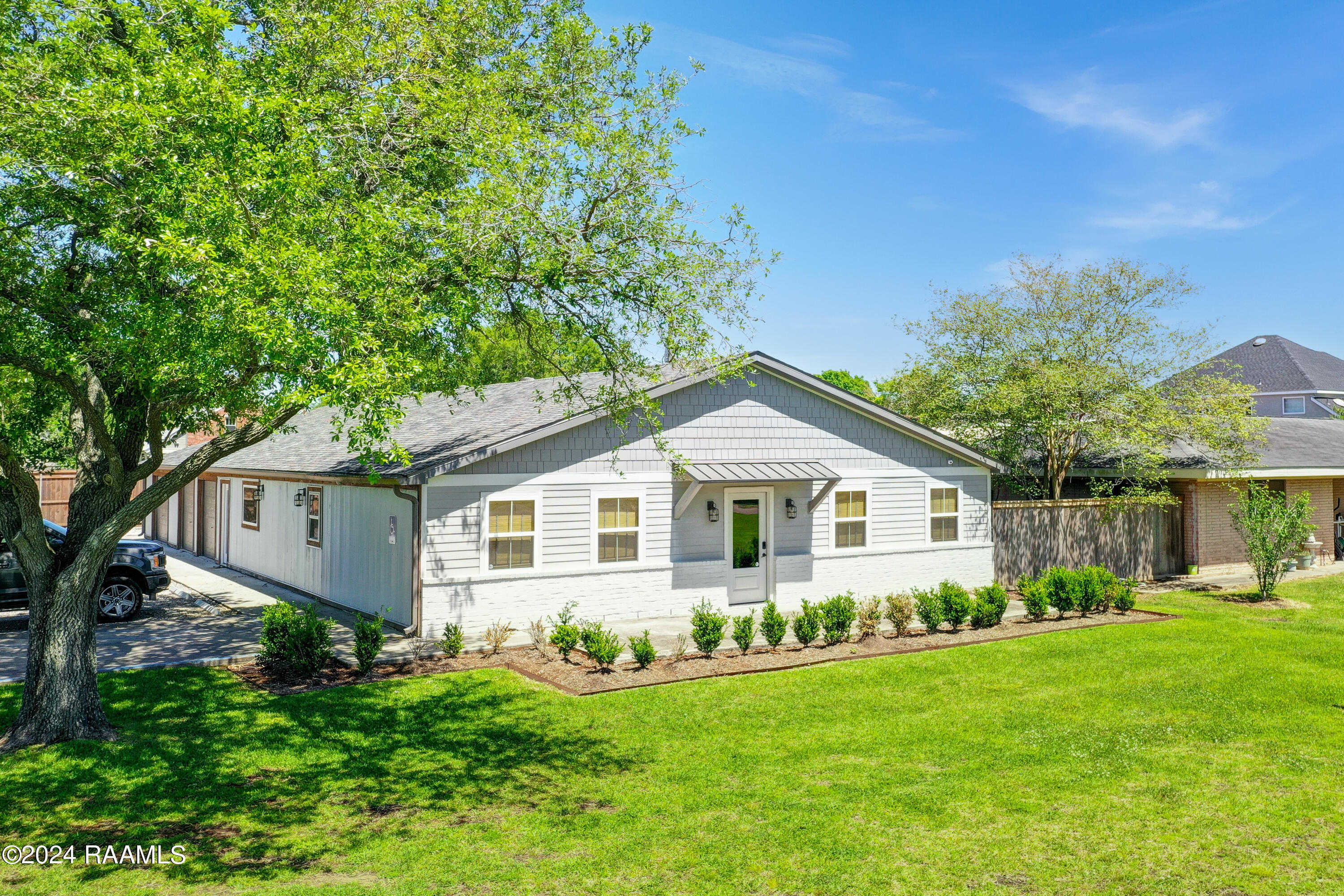 100 J B Road, Lafayette, LA 70506