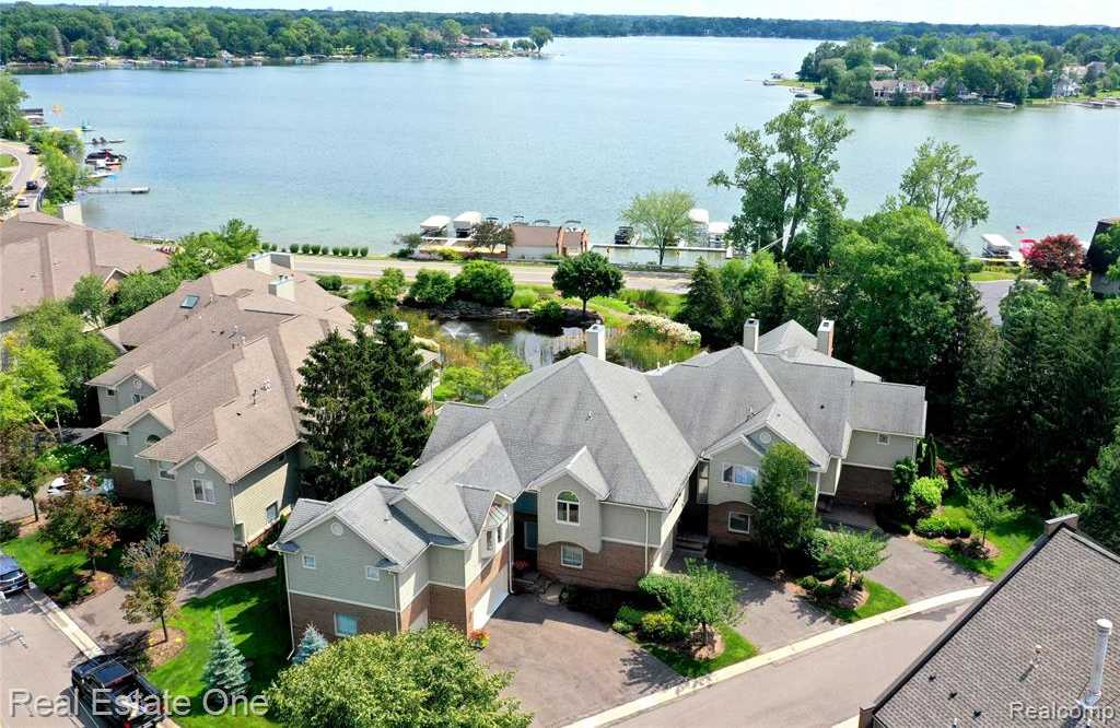 Pine Lake Michigan Lakefront Homes Waterfront Homes On Pine Lake