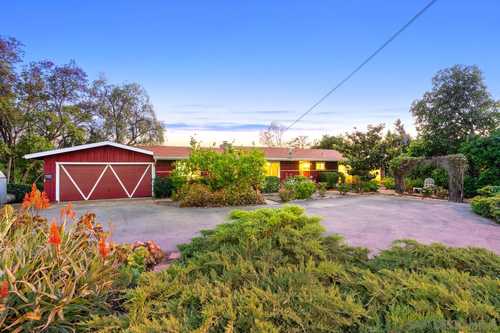 $899,000 - 4Br/3Ba -  for Sale in Eucalyptus Hills, Lakeside